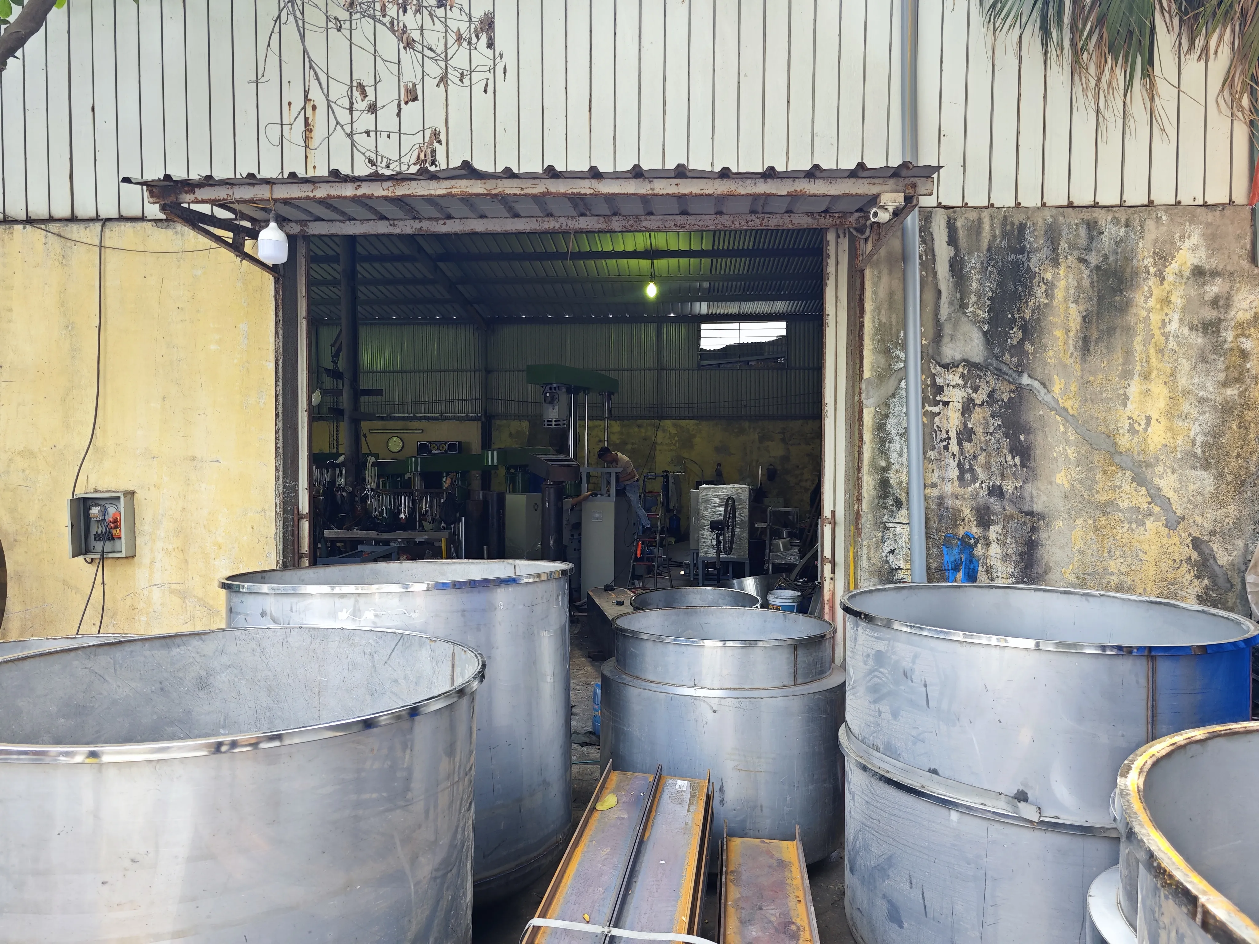 Khách hàng Hoàng Vũ Nhật Nam đánh giá về sản phẩm Bồn Khuấy Sơn 100 200 250 300 Lít - Đáp Ứng Mọi Quy Mô Nhà Máy 2