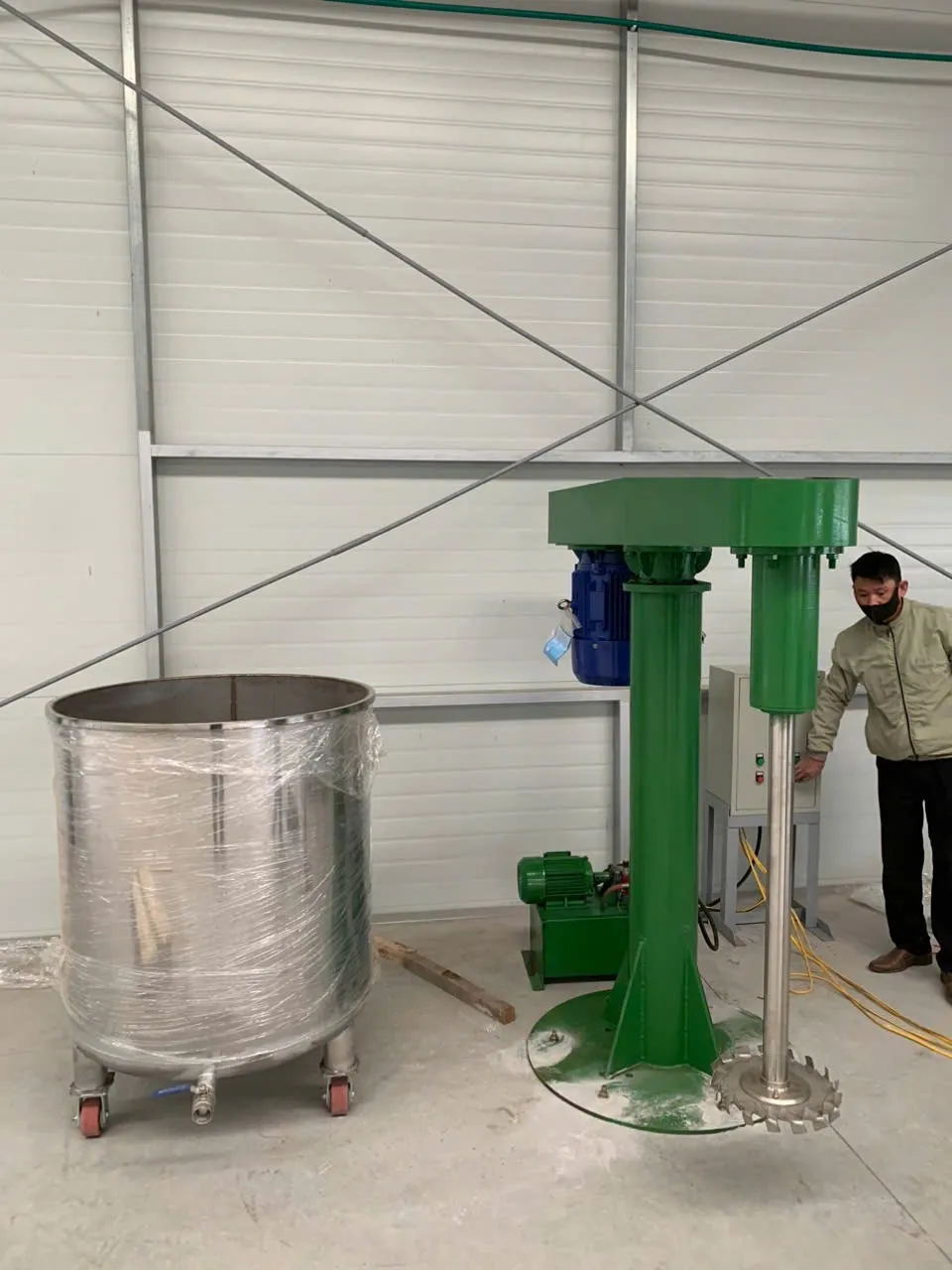 Khách hàng Nguyễn Anh Quân đánh giá về sản phẩm Máy Khuấy Keo 1000 Lít - Giải Pháp Hoàn Hảo Cho Sản Xuất Công Nghiệp 2