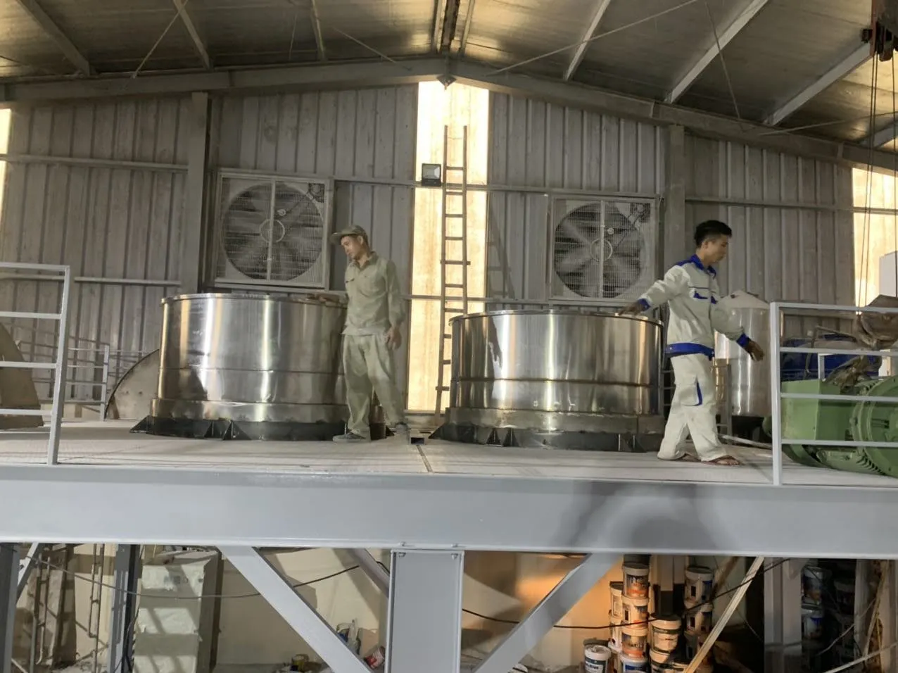 Khách hàng Yến Thư đánh giá về sản phẩm Máy Khuấy Sơn 5000 Lít 90kW Nâng Tầm Hiệu Suất Nhà Máy Của Bạn 2