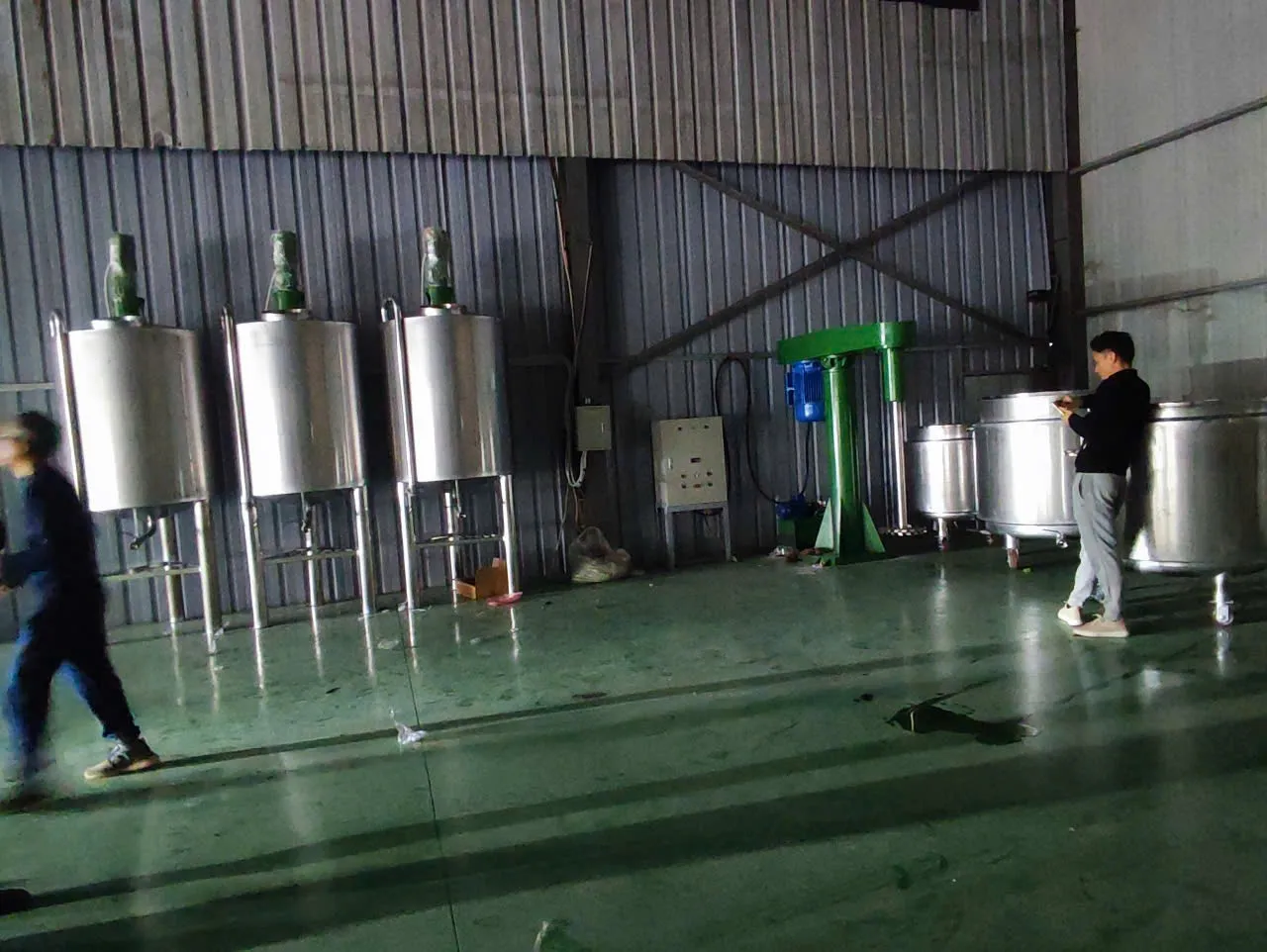 Khách hàng Hoàng Nhật Nam đánh giá về sản phẩm Máy Khuấy Sơn 700 Lít 15kW – Lựa Chọn Hoàn Hảo Cho Dây Chuyền Sản Xuất 2