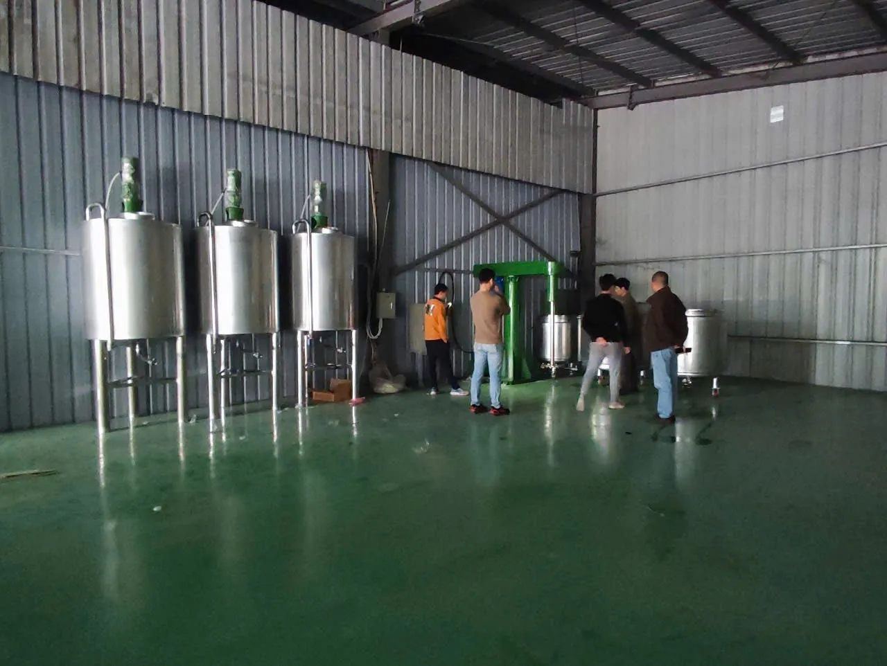 Khách hàng Hoàng Nhật Nam đánh giá về sản phẩm Máy Khuấy Sơn 700 Lít 15kW – Lựa Chọn Hoàn Hảo Cho Dây Chuyền Sản Xuất 3