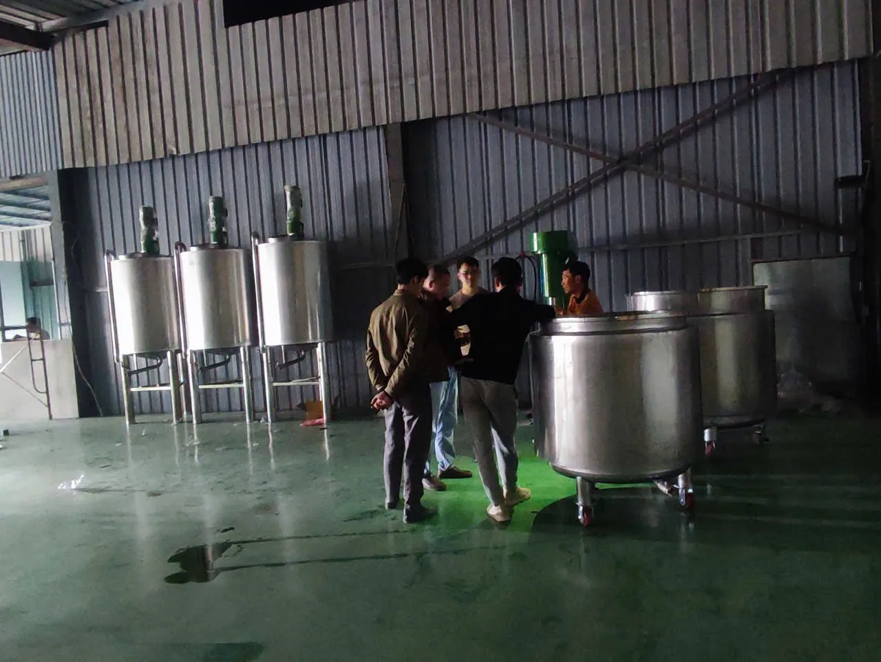 Khách hàng Hoàng Nhật Nam đánh giá về sản phẩm Máy Khuấy Sơn 700 Lít 15kW – Lựa Chọn Hoàn Hảo Cho Dây Chuyền Sản Xuất 1
