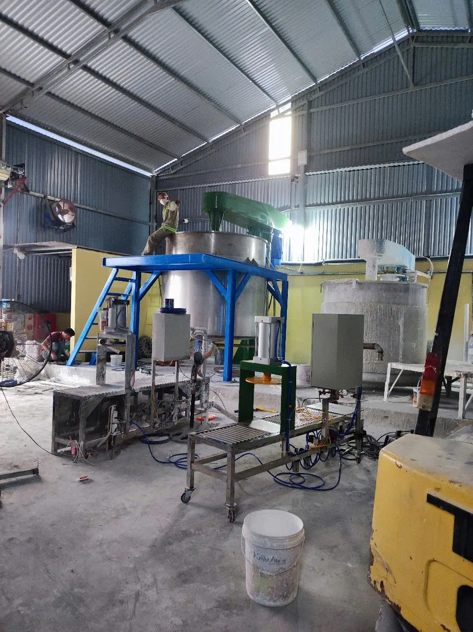 Máy Khuấy Sơn Sàn Thao Tác 4000 Lít Giá Bao Nhiêu? Cách Chọn Máy Phù Hợp - Ảnh 1